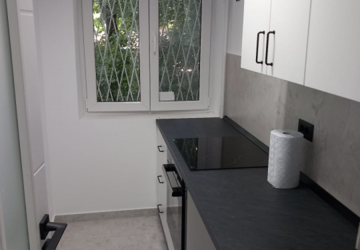 Garsonieră renovată, decomandată – 38 mp, parter / zona Lujerului | 350 €